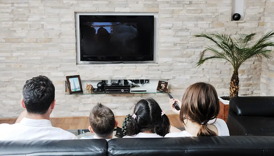 休日、10～20代は「動画配信サービス」、50～60代は「テレビ」で過ごす