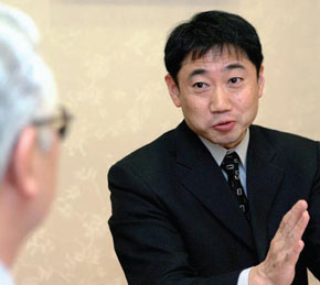 対談中の戸来先生