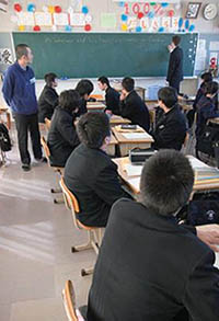 生徒たちの反応を見ながら日本語でフォローする高菅先生