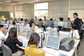 放課後のコンピュータ室を舞台にした校内研修の様子