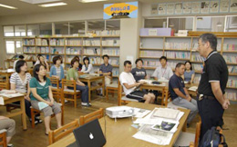 図書室に集い、村下先生からフィールドワークについての説明を受ける。