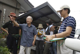 地元の人を訪ね話を聞く