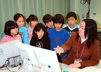 4年2組担任の大木先生と子どもたち