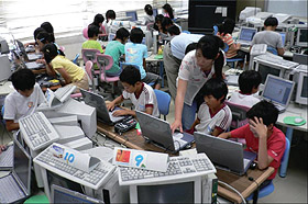 目標は「本物の本」「誰かに読んでもらうための本」を作ること。コンピュータ室で、子どもたちの取り組みは活発に進められた