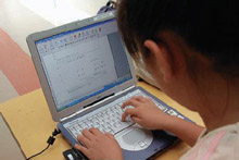 先生が挿入してくれた奥付のフォーマットに、自分の名前を入力していく子ども。