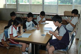互いの作品を読みあう子どもたち1