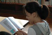 互いの作品を読みあう子どもたち2