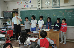 佐藤先生の授業は、いつでも子どもたちとの活発な「かけあい」が身上。子どもたちを決して「受け身」ではいさせない。