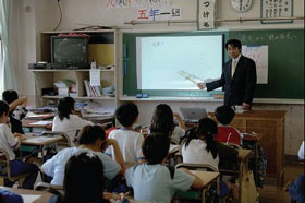 佐藤学級では、プロジェクターによる教材投影も大切な授業の手段