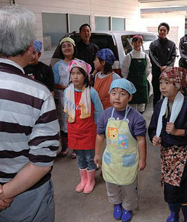 ご主人にあいさつする子どもたち