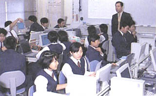 周囲と相談しながら作業を始める